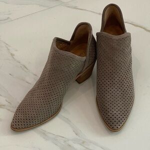 Gorgeous Lucky Brand Taupe Suede Booties